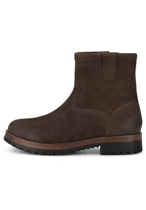 Brauner Lederknöchelhoher Stiefel mit Zuglasche, abgesteppten Details, dicker Gummisohle und niedrigem Absatz, seitlich auf weißem Hintergrund dargestellt.