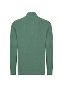Suéter de punto ribeteado verde con cuello alto, mangas largas y silueta ajustada. Textura suave y diseño minimalista.