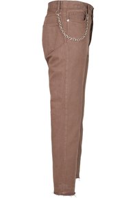 Pruunid denim teksad sirge sääre lõikega, sägune serv ja hõbedane kett detail tagakotil. Raske puuvillane kangas, minimalistik disain.