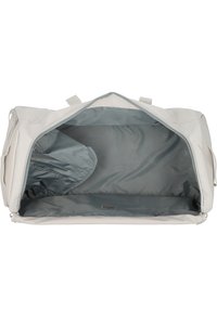 Bolsa de deporte blanca con una textura suave, gran apertura, forro interior gris y bolsillo lateral. Cierre de cremallera y asas dobles para llevar.