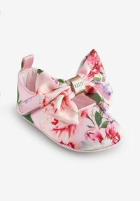 Różowe satynowe buciki dziecięce w kwiatowy wzór, ozdobione dużą kokardą i metalicznym akcentem. Miękka podeszwa z regulowanym paskiem dla łatwego zakładania.