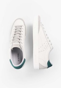 Hvide sneakers med grønne og grå detaljer. Glat læderoverdel, rund tå og tekstureret gummisål. Snørebåndsdesign, logo trykt indeni.