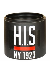 Svart cylindrisk behållare med en glänsande yta, med fet vit text "H.I.S" och texten "NY 1923" i vitt nedanför ett rött streck.