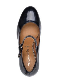 Zapato Mary Jane de charol azul marino con punta redonda, tira de tobillo y forro interior estampado. Presenta logo en la plantilla.