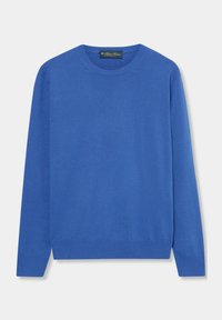 Modrý svetr s kulatým výstřihem vyrobený z hladké látky. Má dlouhé rukávy, ribbovaná manžety a lem, s etiketou na krku.