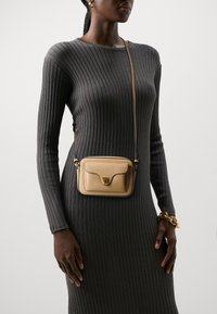 Coccinelle BEAT SOFT - Borsa a tracolla - fresh beige