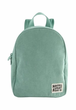 Grüner Cordura-Rucksack mit abgerundeter Form, strukturierten Oberflächen, zwei Tragriemen und einem Aufnäher mit der Aufschrift "EINEN TOLLEN TAG HABEN".