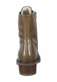 Bottine en cuir verni marron avec fermeture éclair, surface texturée et talon empilé. Intérieur doublé de tissu doux pour le confort.