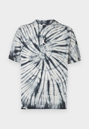 Sort-hvid tie-dye T-shirt med korte ærmer og en hvid Jumpman-logo centreret på brystet.