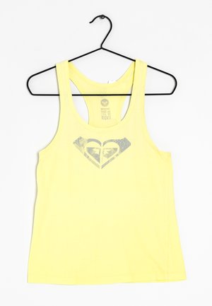Débardeur jaune sans manches à dos nageur avec un logo en forme de cœur argenté sur la poitrine, accroché à un cintre en fil noir.