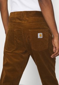 Carhartt WIP NEWEL PANT - Calças - tawny rinsed