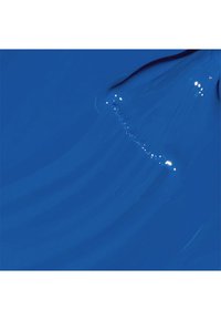 Felle blauwe verf met een glanzende textuur, met subtiele witte highlights die licht reflecteren en gladde, vloeiende penseelstreken.