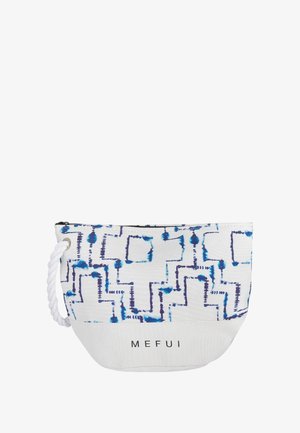 Borsa di cotone con un motivo geometrico blu e bianco, dotata di manico a corda e con il logo stampato "MEFUI" sulla base.