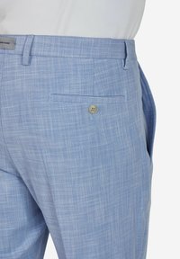 Lichtblauwe patroonbroek van lichtgewicht stof, met een achterzak met een knoop. Gekarakteriseerd door een subtiel ruitontwerp.