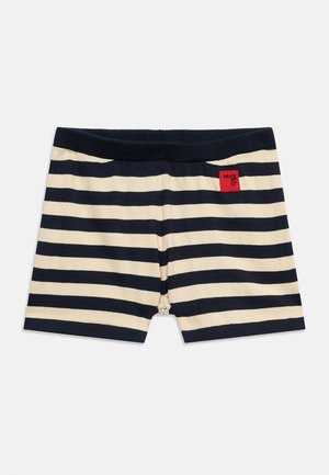 Tmavomodré a biele horizontálne pruhované pletené šortky s elastickým pásom a malou červenou štvorcovou nášivkou na prednej pravej strane.