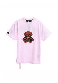 Camiseta de algodón rosa con un oso de peluche marrón bordado en un traje verde. Mangas cortas con una etiqueta en el brazo izquierdo.