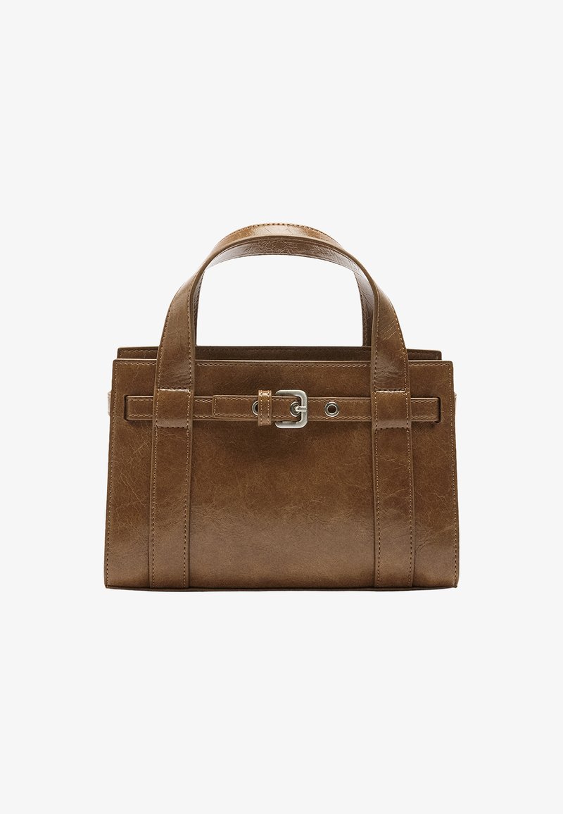 Brązowa skórzana torebka o wyraźnej strukturze, z dwoma krótkimi uchwytami i srebrnym detalem klamry z przodu. Gładka faktura z przeszywanymi akcentami.