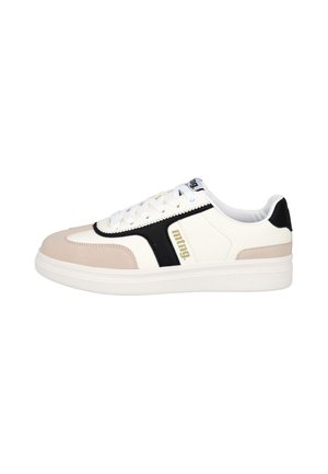 Zapatilla blanca de corte bajo con detalles beige en la puntera y el talón, franja lateral negra, cordones blancos y suela blanca gruesa.