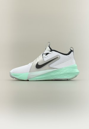 Бяла и мента зелена маратонка Nike с черно лого, мрежест горен слой и текстурирана подметка, показана отстрани на неутрален фон.