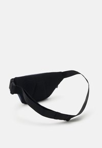 Μαύρη δίχτυνη τσάντα μέσης με τριγωνικό σχήμα, ρυθμιζόμενο λουρί και υφή στην επιφάνεια. Διαθέτει ασφαλές κούμπωμα για ευχρηστία.