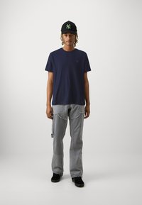 GAP BRANNAN PATCH LOGO - T-shirt - bas - navy uniform