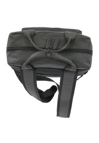 Sac en tissu gris avec deux poignées supérieures, une poche zippée à l'avant et des bretelles réglables. Surface texturée avec des accents noirs.