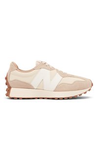 Béžová a bílá tenisová obuv New Balance se semišovými akcenty, bílým logem "N", šněrováním v přední části a textured hnědou gumovou podrážkou, boční pohled.