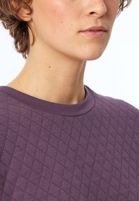 Paarse gewatteerde sweatshirts met een ronde halslijn en ribgebreide mouwen, met een diamantpatroon voor extra textuur.