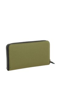 Portafoglio in pelle verde con una finitura strutturata, chiusura con zip a giro e bordo nero a contrasto, caratterizzato da un design sottile e rettangolare.