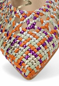 Zapato de punta afilada tejido que presenta correas naranjas, moradas, plateadas y verdes en un patrón entrelazado. Material suave y texturizado con una plantilla natural.