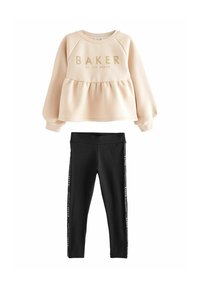 Felpa rosa con la scritta "BAKER" in lettere dorate, abbinata a leggings neri con strisce laterali e testo del logo. Tessuto morbido e casual.