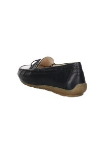 Mocasin de cuero azul marino con puntera redondeada, costura alrededor de la parte superior, detalle de cordones y una suela de goma flexible en un color marrón claro que contrasta.