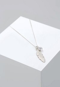 Hõbedast kaelakee sulg-kulongi ja ümmarguse kivi aksendiga. Kett on õrn ja sellel on tekstureeritud lehekujuline muster.