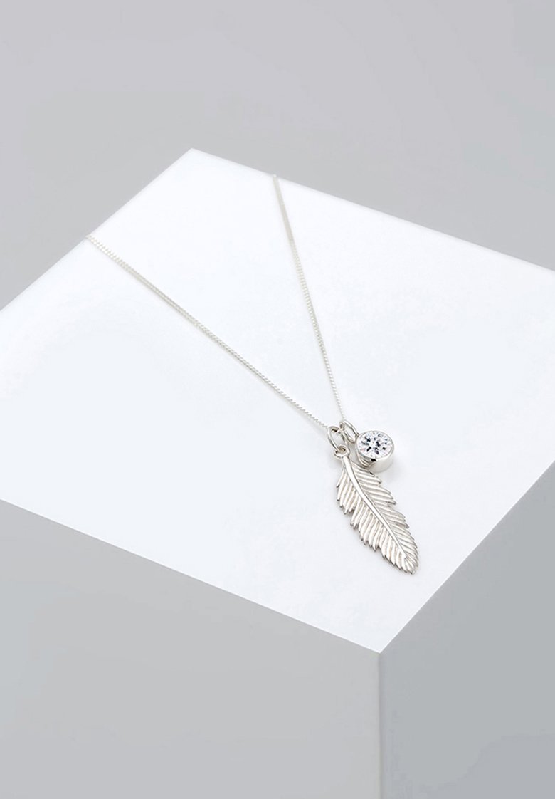 Hõbedast kaelakee sulg-kulongi ja ümmarguse kivi aksendiga. Kett on õrn ja sellel on tekstureeritud lehekujuline muster.