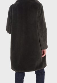 Mörkgrön fuskpälsjacka med avslappnad passform, långa ärmar och en mjuk textur; har en klassisk krage och medellång design.