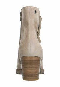 Beige Knöchelstiefel mit Wildleder-Oberfläche, gestapeltem Holzabsatz, seitlichem Reißverschluss und dekorativen Riemenakzenten. Flache Sohle mit strukturiertem Profil.