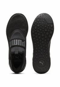 Scarpe sportive nere con tomaia in rete, suola testurizzata circolare e marchio Puma prominente sulla fascetta e sulla linguetta.