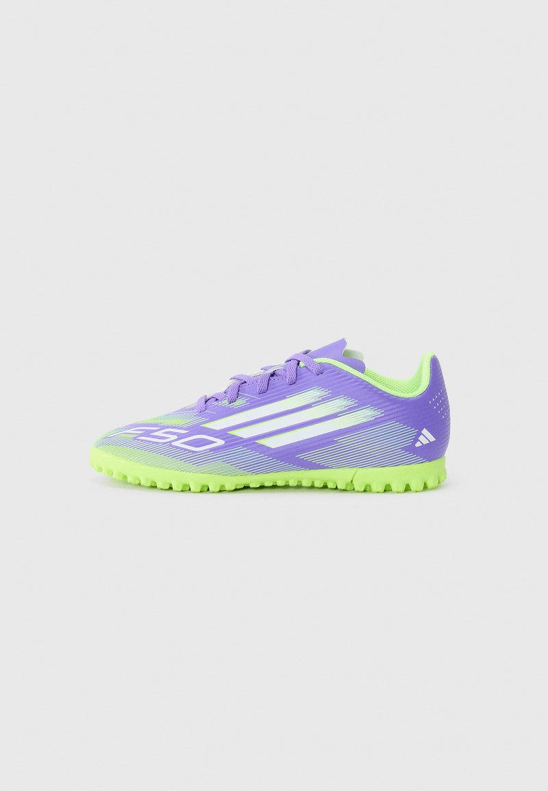 Paarse en neon groene sport schoenen met een textuur oppervlak, voorzien van drie witte strepen en een rubberen zool met grip.