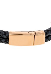 Bracciale in pelle nera intrecciata con una chiusura in metallo dorato lucido di forma rettangolare e superficie liscia.