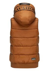 Gilet rembourré marron avec une capuche, présentant des sections matelassées, un ourlet côtelé et des logos sur la capuche et sur le côté. Texture lisse et brillante.