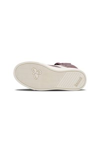 Schuhsohle aus weißem Gummi mit einem strukturierten Fischgrätmuster, ausgestattet mit einem Logo und einer leichten Erhöhung am äußeren Rand. Farbe: dunkles Mauve.