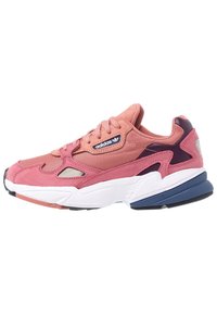 Sneaker in suede rosa e mesh con una suola bianca e blu navy. Presenta perforazioni e un logo sul lato. Punta arrotondata e collare imbottito.