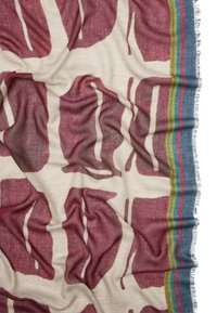 Lniana chusta z bordo abstrakcyjnym wzorem na kremowym tle, z kolorowymi paskami i frędzlami na krawędziach.