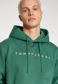 Tommy Jeans LINEAR LOGO - Felpa - court green
