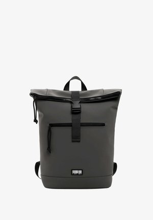 Mochila impermeable gris con un diseño de parte superior enrollable, bolsillo frontal con cremallera, correas ajustables y un pequeño logotipo/etiqueta en la parte inferior.