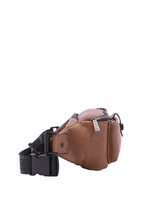 Borsa in pelle marrone a vita con una finitura testurizzata, dotata di chiusura con zip, tracolla nera regolabile e una grande fibbia nera.