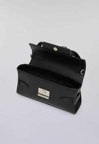 Borsa a tracolla in pelle nera con forma strutturata, dotata di una chiusura frontale, due scomparti interni e sottili dettagli sui lati.