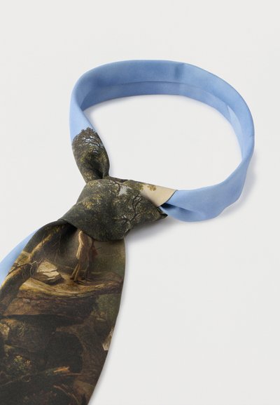 Μεταξωτή γραβάτα με μπλε σατέν λαιμόδετο, που διαθέτει εκτύπωση με λεπτομερή σκηνή της φύσης σε γήινες αποχρώσεις, αναδεικνύοντας υφή και περίτεχνο σχέδιο.