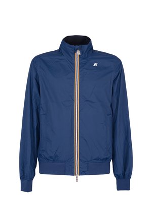 Chaqueta ligera azul para hombre con cremallera, cuello alto, puños elásticos, dobladillo acanalado y pequeño logo blanco en el pecho.