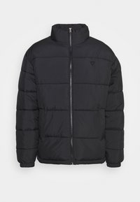 Giacca nera imbottita con collo alto, chiusura con zip e design trapuntato con un branding minimale sul petto. Tessuto morbido e leggero.